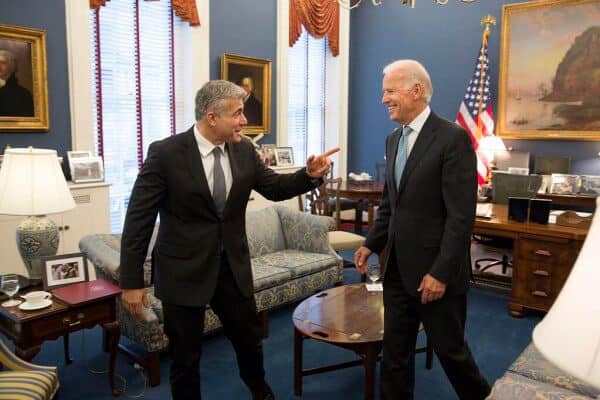 יאיר לפיד עם ג&#039;ו ביידן בעת שהיה סגן נשיא ארה&quot;ב (צילום: עמוד הפייסבוק של יאיר לפיד)