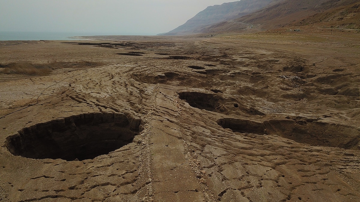 בולענים באזור ים המלח (צילום: אליעד איבס, גרינפיס)