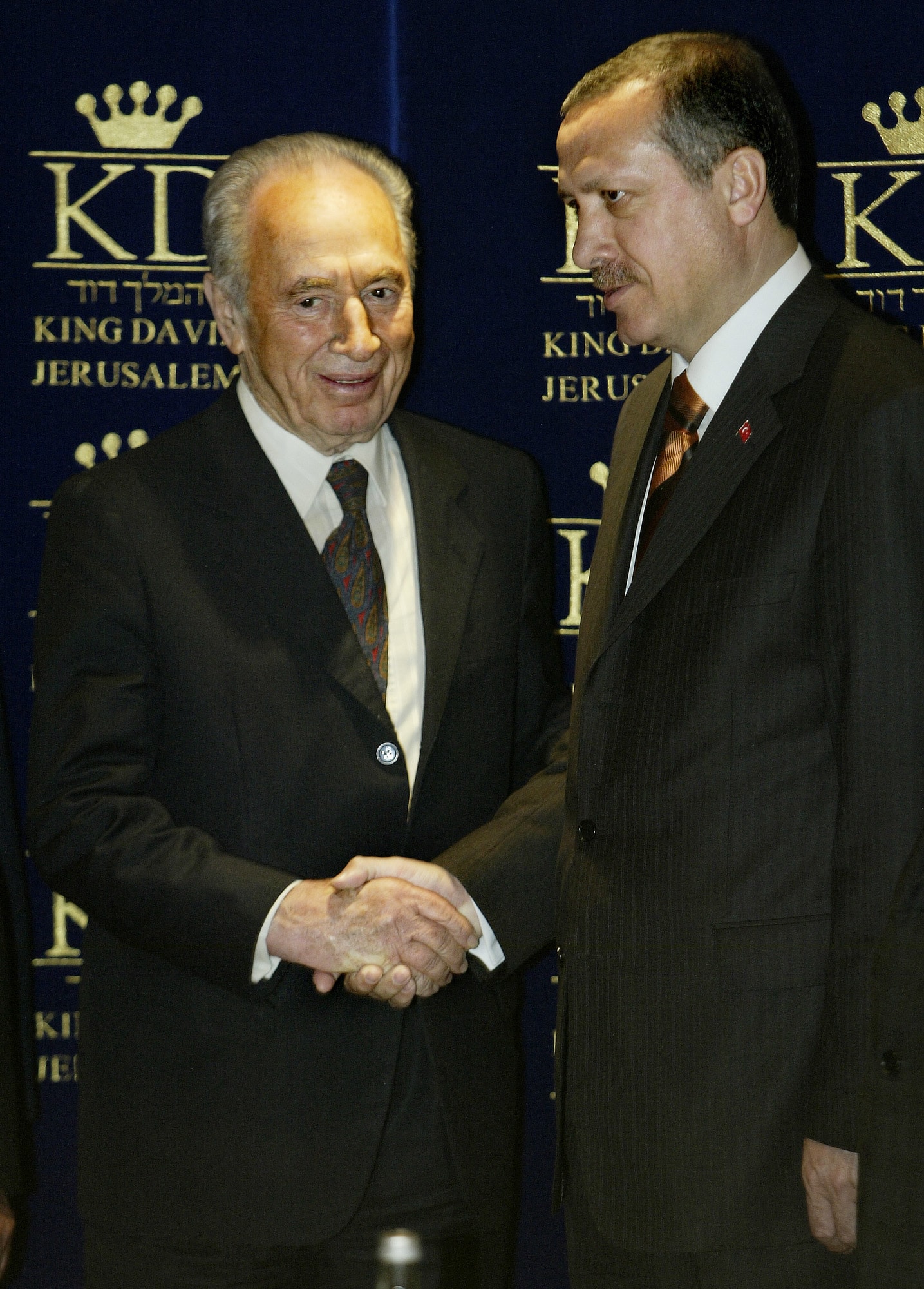רג&#039;פ טאיפ ארדואן בעת כהונתו כראש ממשלת טורקיה, ושמעון פרס בעת כהונתו כמשנה לראש הממשלה, בירושלים, 1 במאי 2005 (צילום: Oded Balilty, AP)