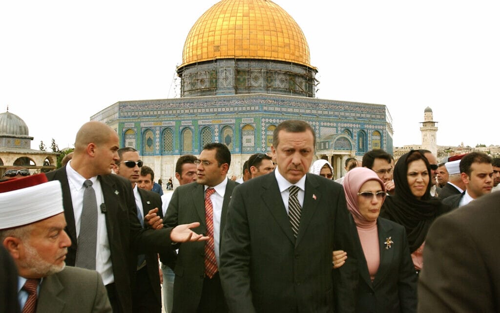 רג'פ טאיפ ארדואן, בעת כהונתו כראש ממשלת טורקיה, במסגד אל אקצא, בעיר העתיקה בירושלים, 2 במאי 2005 (צילום: Muhammed Muheisen, AP)