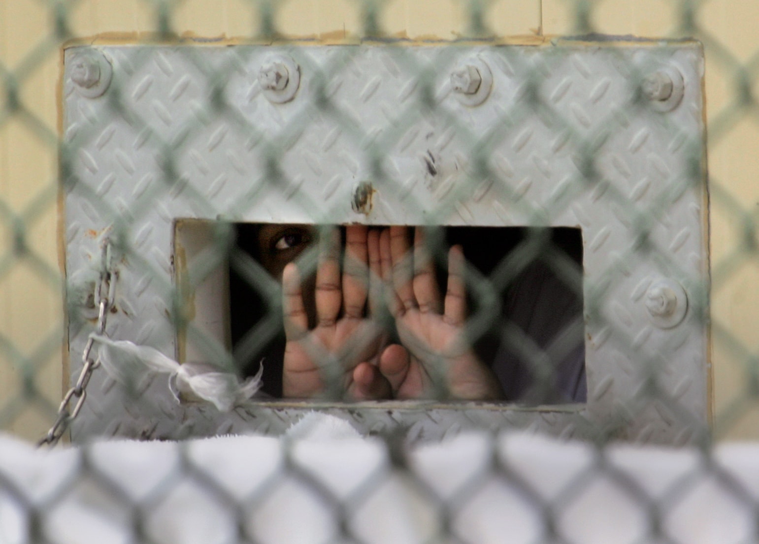 עצור בגואטנמו, 4 בדצמבר 2006 (צילום: AP Photo/Brennan Llinsley)