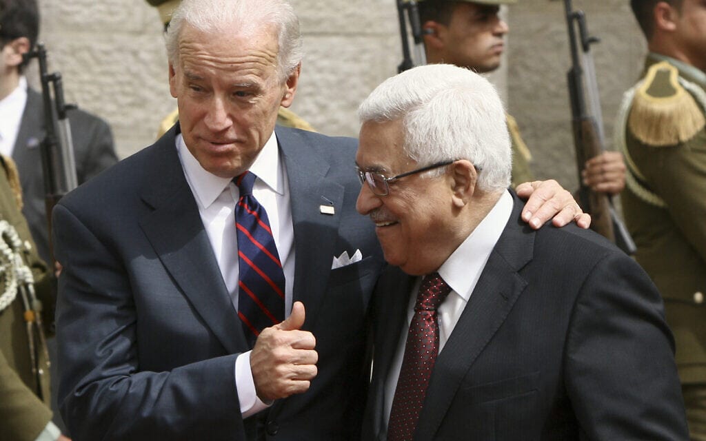 מחמוד עבאס וג'ו ביידן בפגישתם ב-10 במרץ 2010 (צילום: AP Photo/Tara Todras-Whitehill)