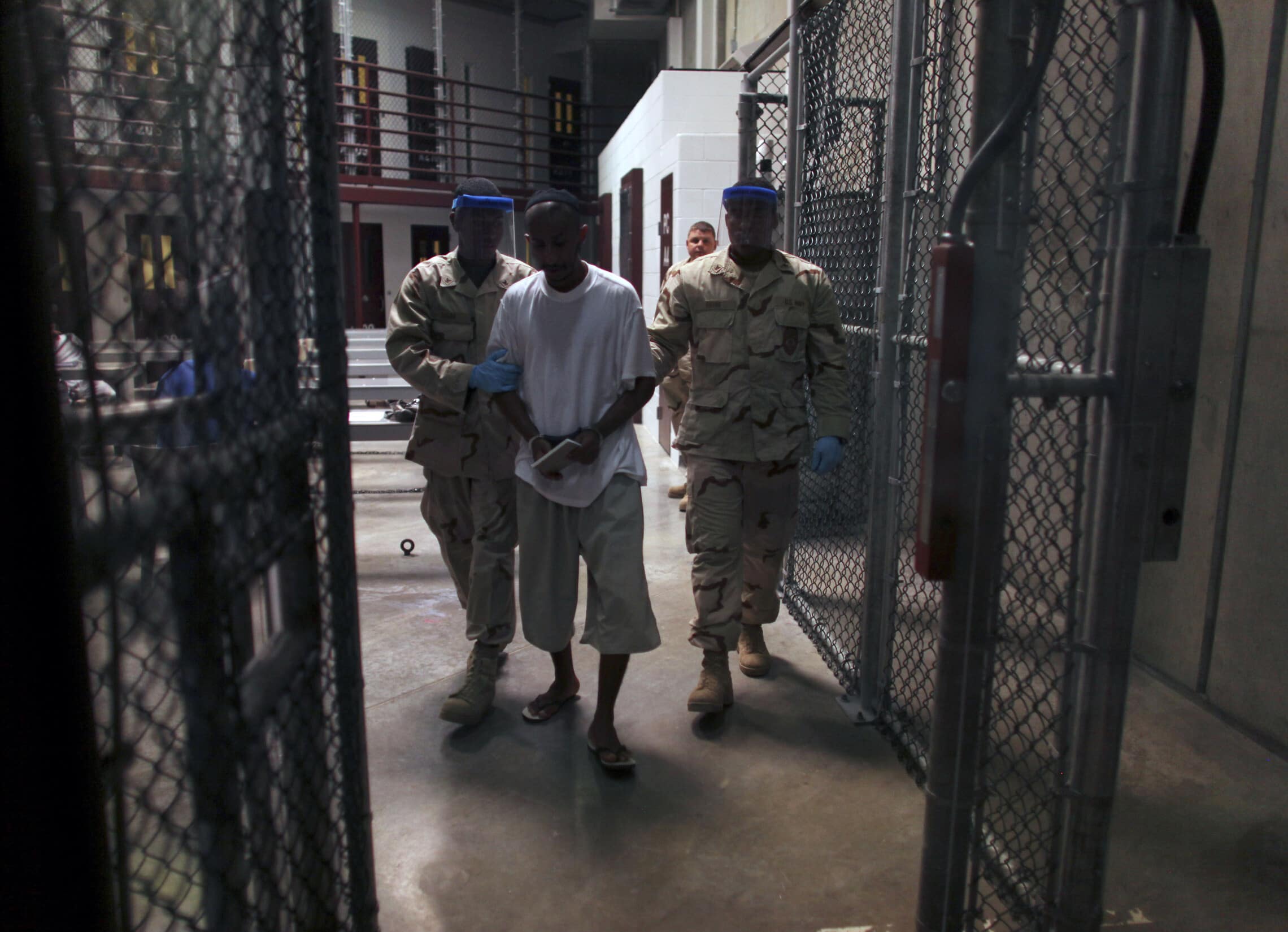 בתוך מתקן המעצר והעינויים במפרץ גאוטנמו, קובה, 30 במרץ 2010 (צילום: AP Photo/Brennan Linsley)