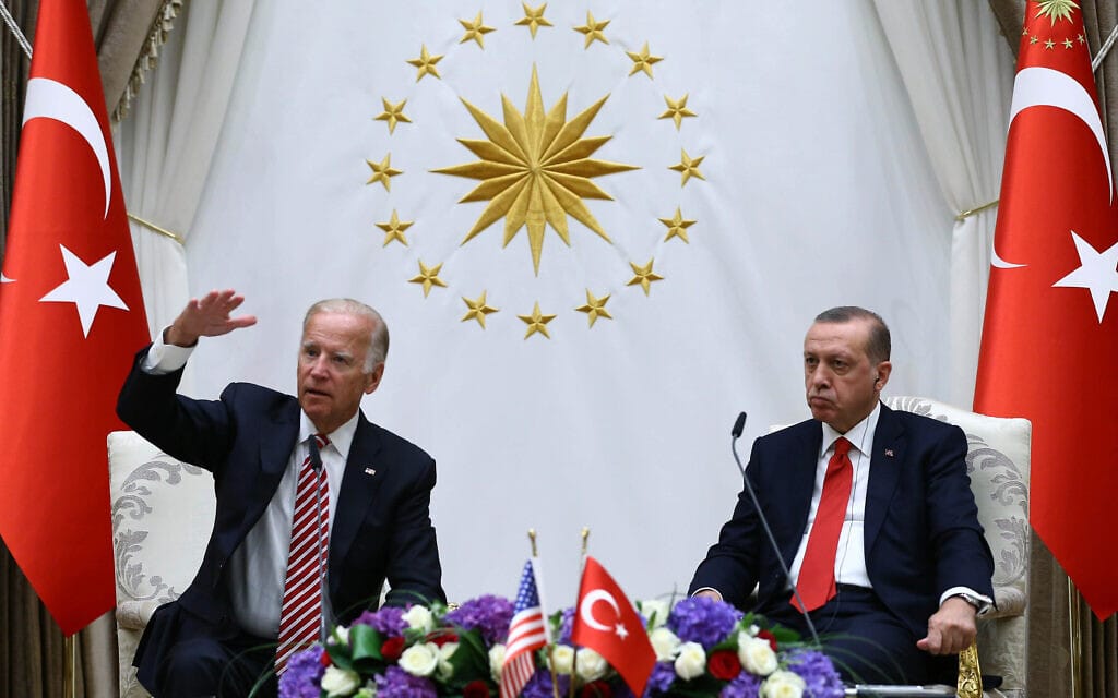 נשיא טורקיה רג'פ טאיפ ארדואן יחד עם ג'ו ביידן, בעת כהונתו כסגן נשיא ארצות הברית, באנקרה, 24 באוגוסט 2016 (צילום: Kayhan Ozer, Presidential Press Service Pool via AP)