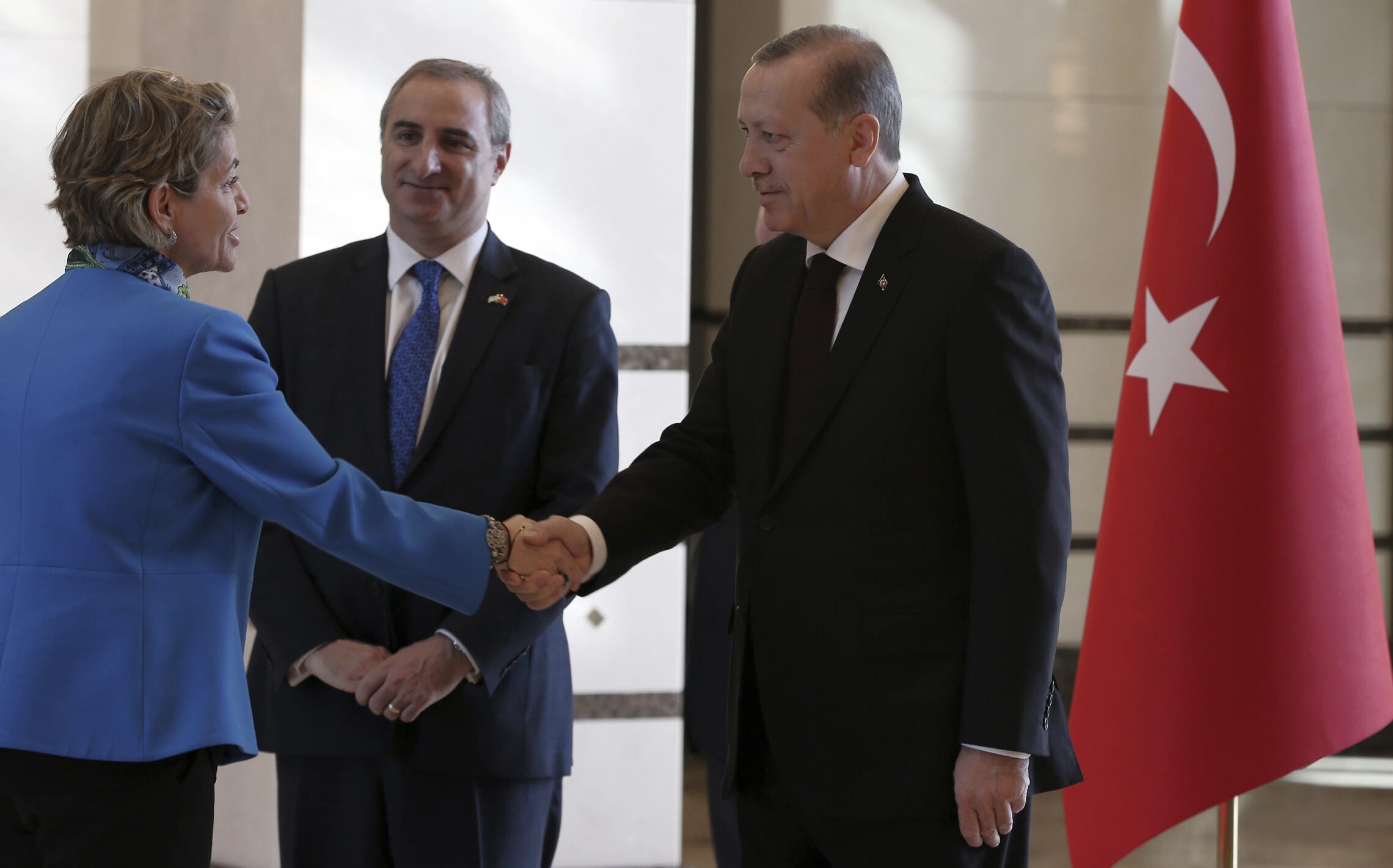 נשיא טורקיה רג&#039;פ טאיפ ארדואן עם אמירה אורון באנקרה בדצמבר 2016 (צילום: AP Photo/Burhan Ozbilici)