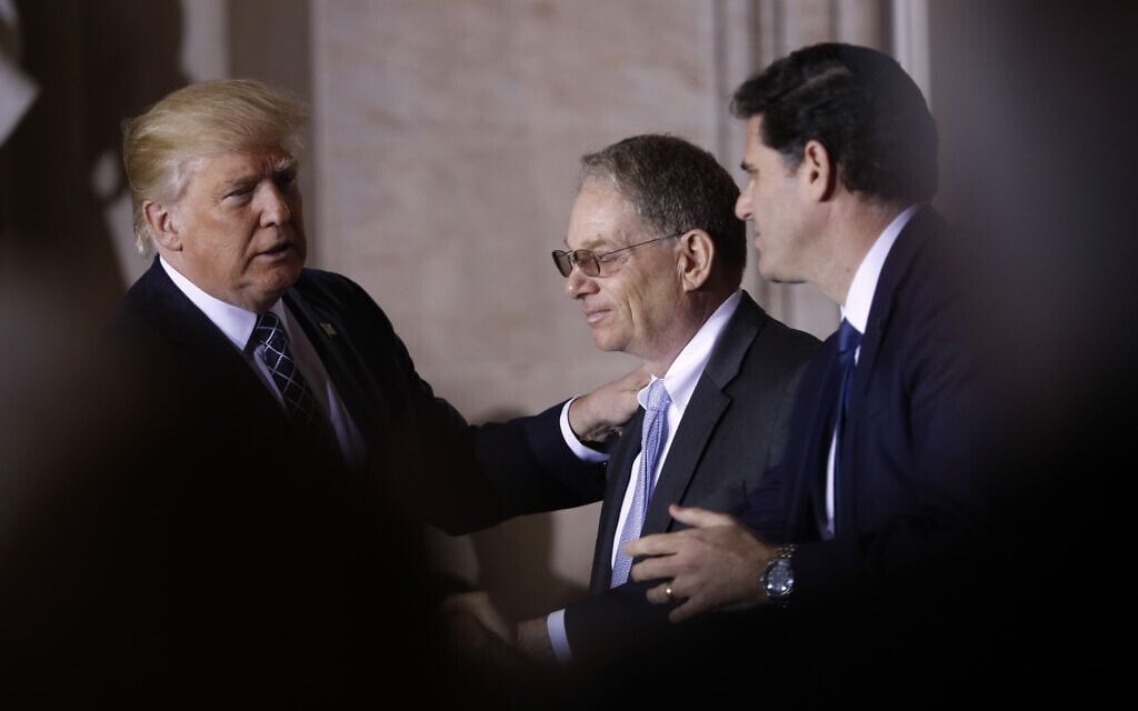דונלד טראמפ עם יו&quot;ר מועצת זיכרון השואה טום ברנשטיין ורון דרמר, ב-25 באפריל 2017 (צילום: AP Photo/Pablo Martinez Monsivais)