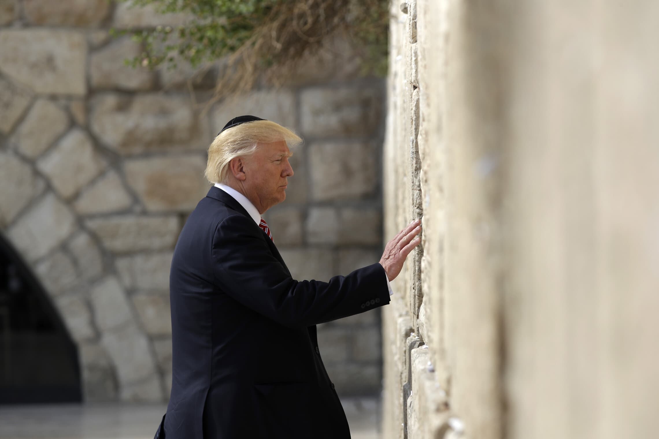 דונלד טראמפ בכותל המערבי בעת ביקורו בישראל, במאי 2017 (צילום: AP Photo/Evan Vucci)