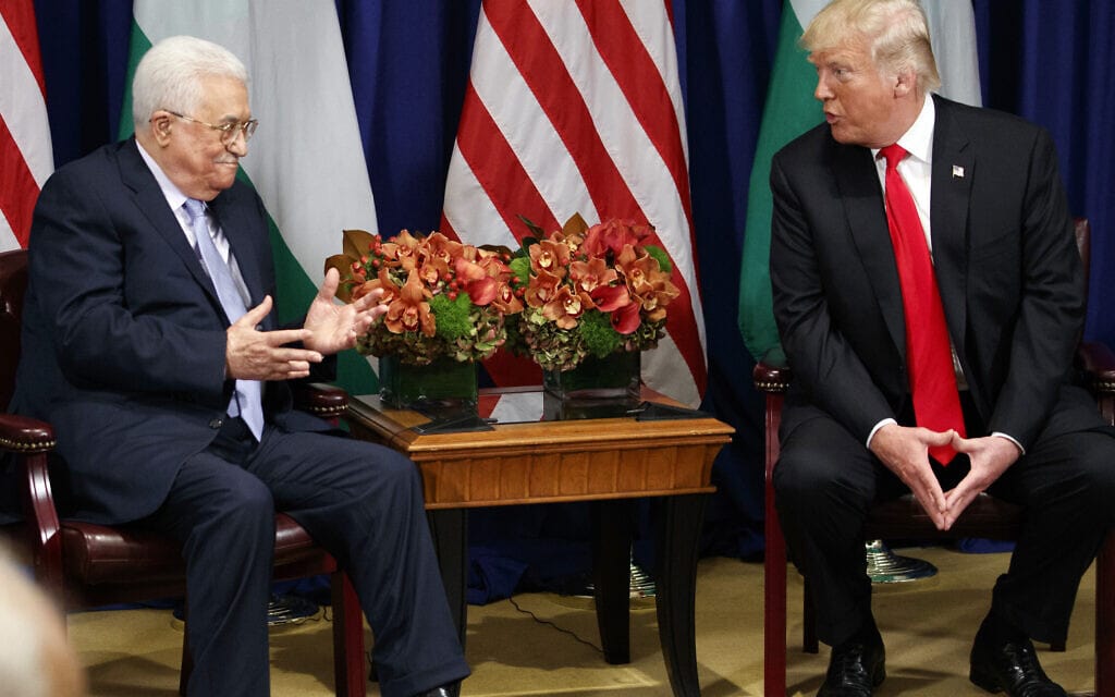 נשיא ארה&quot;ב דונלד טראמפ עם נשיא הרשות הפלסטינית מחמוד עבאס בפגישה בניו יורק, ב-20 בספטמבר 2017 (צילום: AP Photo/Evan Vucci)