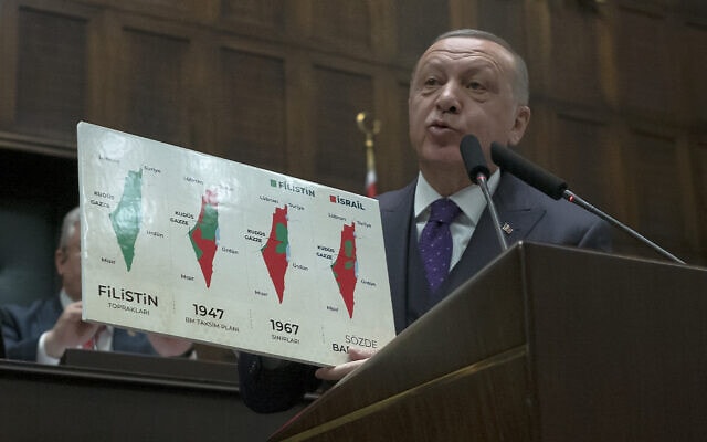 נשיא טורקיה רג&#039;פ טאיפ ארדואן מציג מפות שונות של ישראל בעת נאום בפרלמנט באנקרה, 5 בפברואר 2020 (צילום: Burhan Ozbilici, AP)