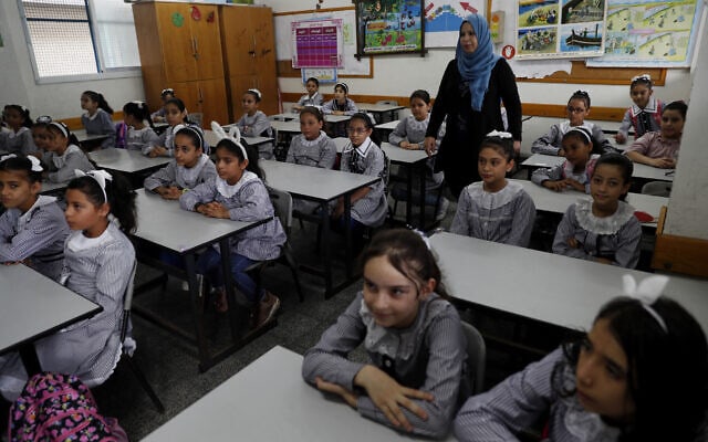 תלמידות בבית ספר של אונר&quot;א במחנה הפליטים שאטי שברצועת עזה, 8 באוגוסט 2020 (צילום: Adel Hana, AP)