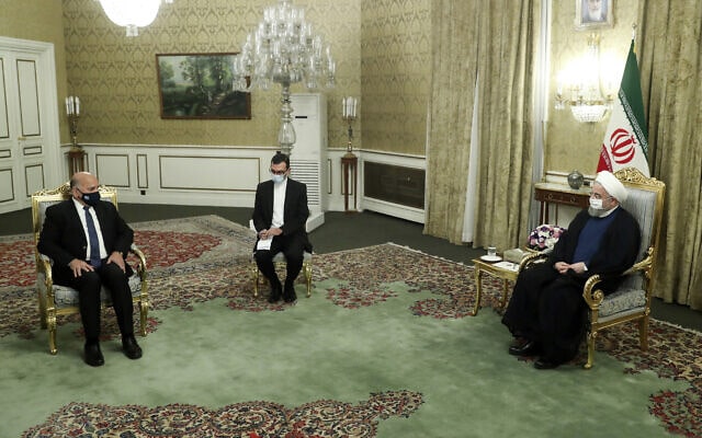 נשיא איראן חסן רוחאני בפגישה עם שר החוץ של עיראק פואד חוסיין, כשבין השניים יושב מתורגמן, 26 בספטמבר 2020 (צילום: Iranian Presidency Office via AP)