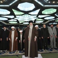המנהיג העליון של איראן, האייתוללה עלי חמינאי, במרכז, בתפילת יום שישי במסגד הגדול בטהרן, 17 בינואר 2020 (צילום: Office of the Iranian Supreme Leader via AP)