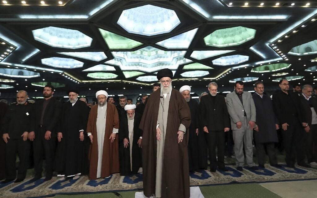 המנהיג העליון האייטוללה עלי ח'מינאי מוביל תפילה (צילום: Office of the Iranian Supreme Leader via AP, File)