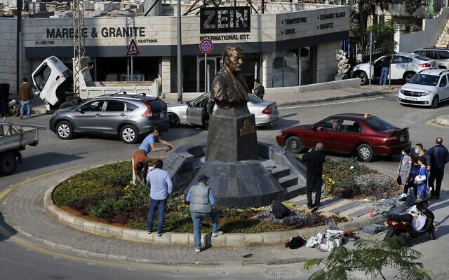 פסל של קאסם סולימאני בביירות שבלבנון, 6 בינואר 2021 (צילום: Bilal Hussein, AP)