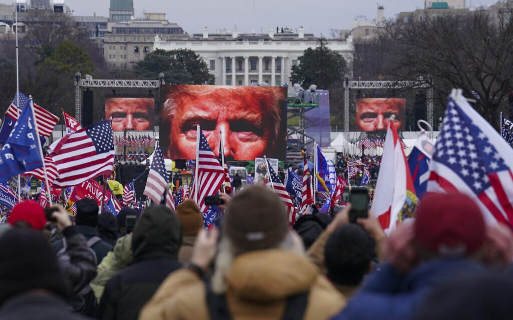 תומכי טראמפ מסתערים על גבעת הקפיטול, 6 בינואר 2021 (צילום: AP Photo/John Minchillo)