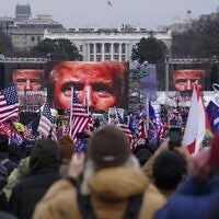 תומכי טראמפ מסתערים על גבעת הקפיטול, 6 בינואר 2021 (צילום: AP Photo/John Minchillo)