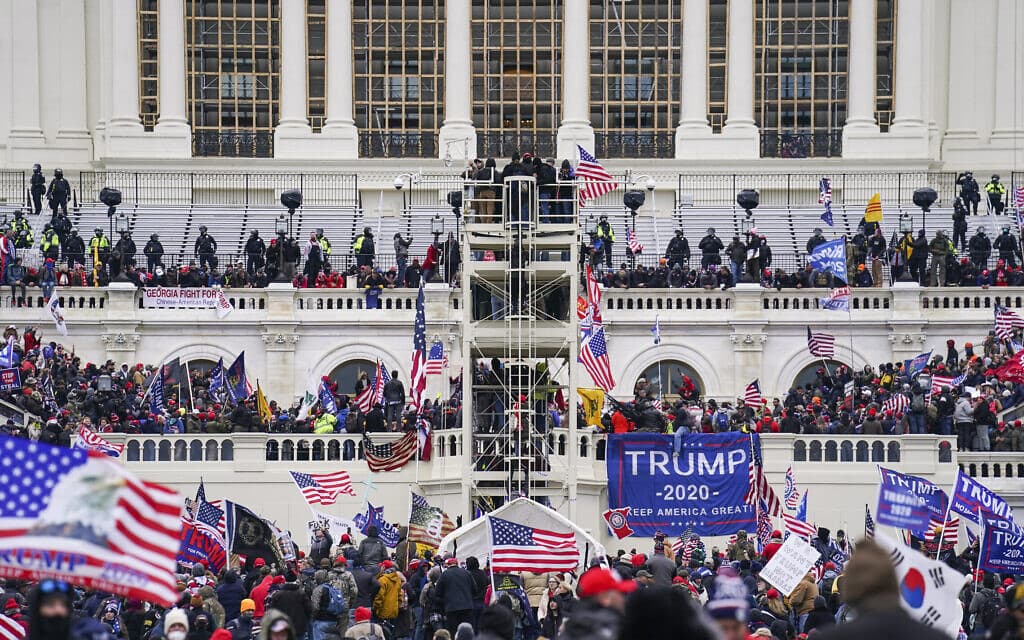 תומכי טראמפ משתלטים על מדרגות גבעת הקפיטול, המקום בו מושבע נשיא ארצות הברית, 6 בינואר 2021 (צילום: AP Photo/John Minchillo)