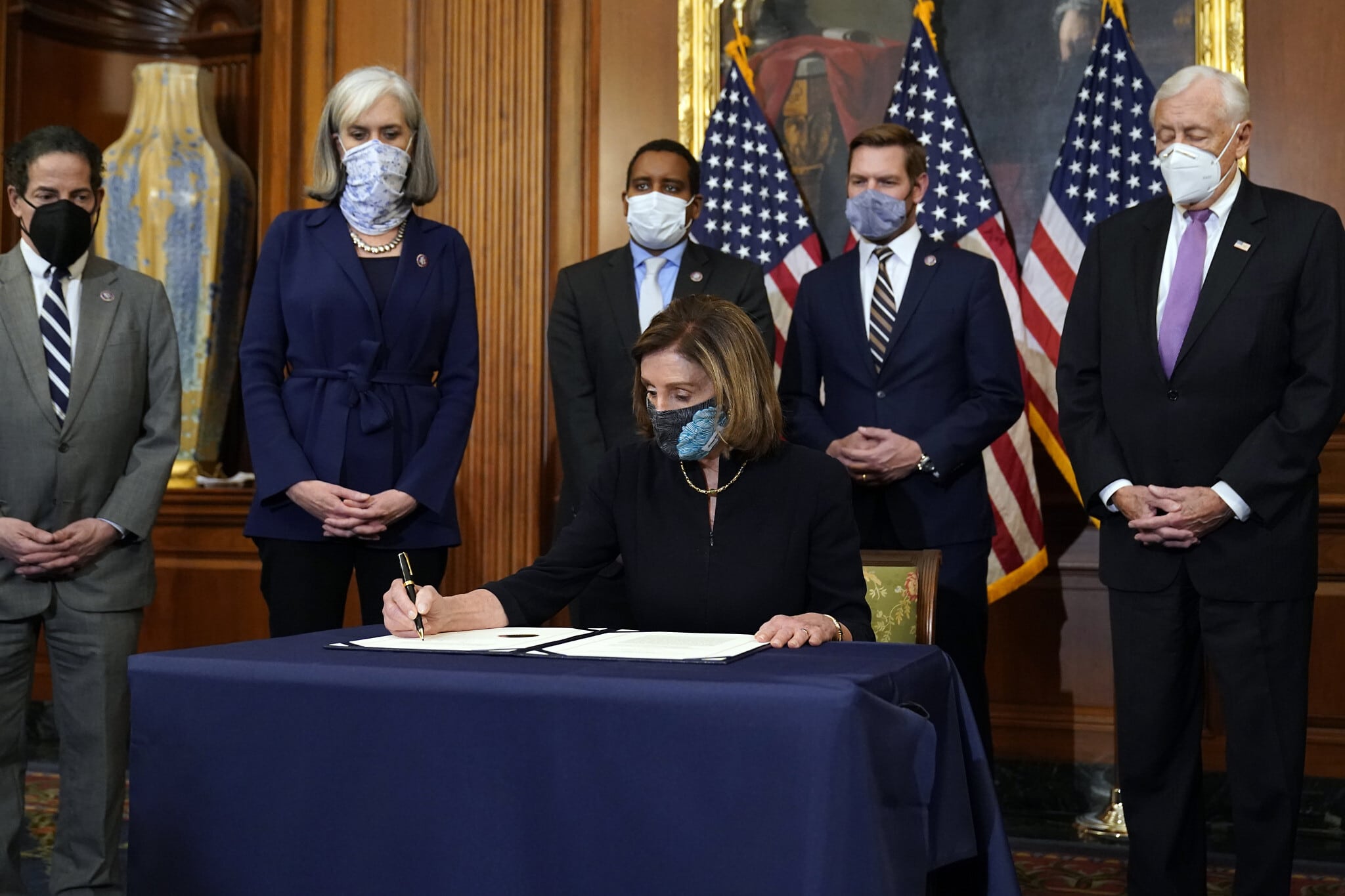 ננסי פלוסי חותמת על החלטת הקונגרס להדיח את דונלד טראמפ, 13 בינואר 2021 (צילום: AP Photo/Alex Brandon)