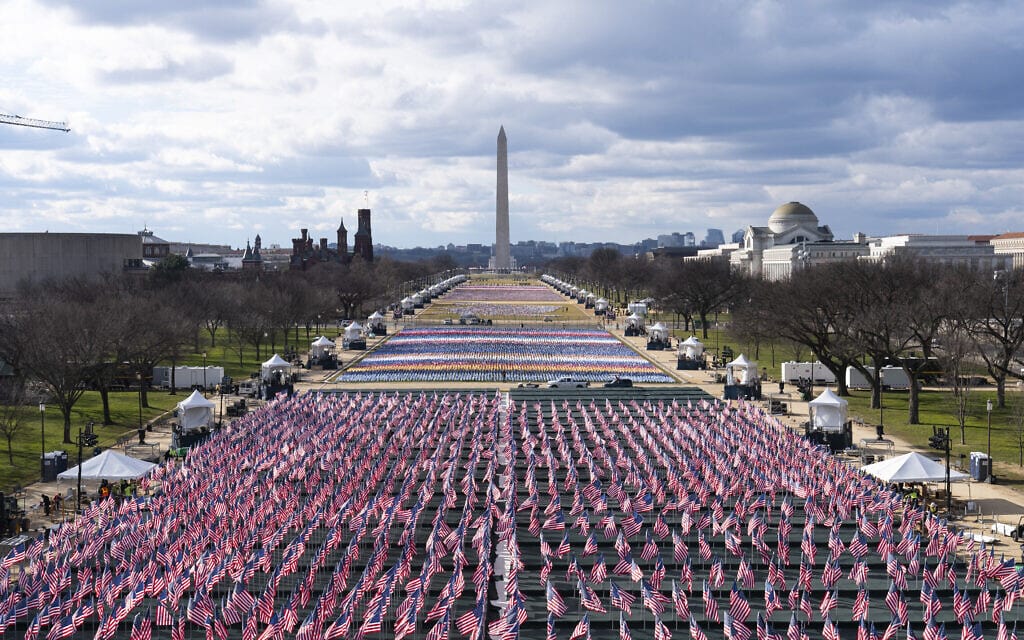 אלפי דגלים מכסים את הנשיונל מול בוושינגטון לקראת ההשבעה של ג'ו ביידן, 18 בינואר 2021 (צילום: AP Photo/Alex Brandon)