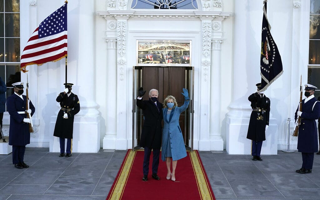 הנשיא ה-46 של ארצות הברית, ג'ון ביידן, ואישתו ד"ר ג'יל ביידן, נכנסים לבית הלבן. 20 בינואר 2021 (צילום: AP Photo/Alex Brandon, Pool)