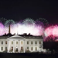 זיקוקי די-נור מעל לבית הלבן לכבוד השבעתו של הנשיא ה-46 ג'ו ביידן, 20 בינואר 2021 (צילום: AP Photo/David J. Phillip)