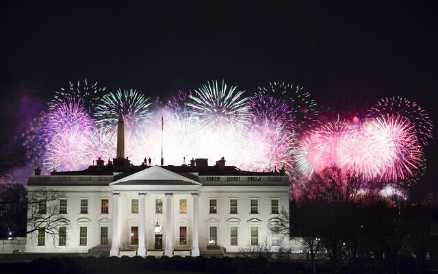 זיקוקי די-נור מעל לבית הלבן לכבוד השבעתו של הנשיא ה-46 ג&#039;ו ביידן, 20 בינואר 2021 (צילום: AP Photo/David J. Phillip)