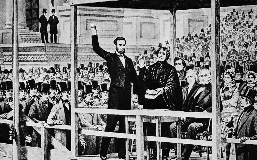 אברהם לינקולן מושבע לתפקיד נשיא ארצות הברית למרגלות גבעת הקפיטול בוושינגטון הבירה, ב-4 במרץ 1861 (צילום: AP Photo)