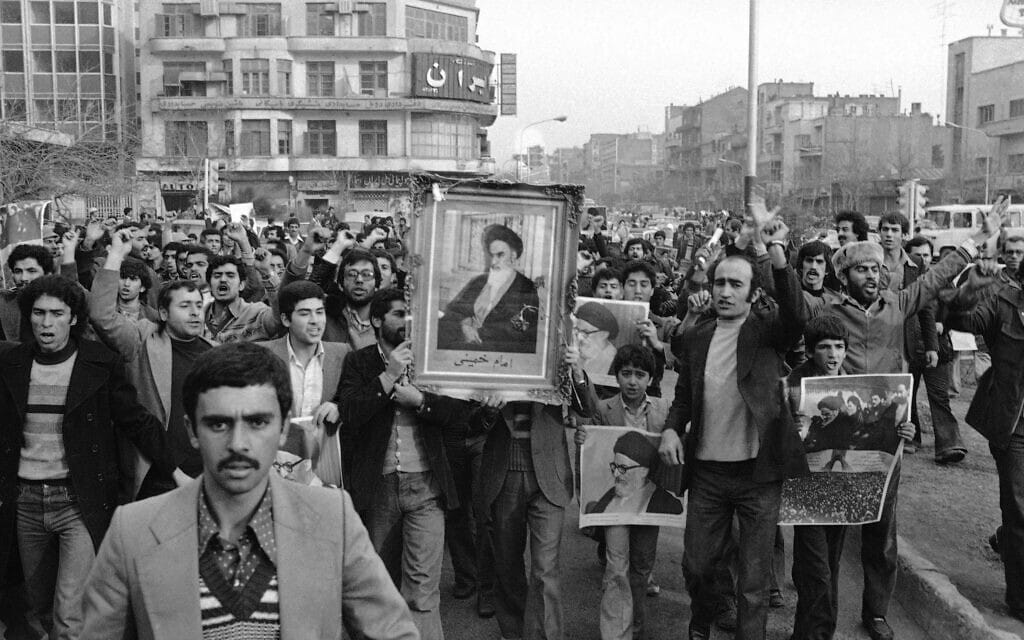 מפגינים הנושאים את תמונתו של האייתולה חומייני צועדים בטהראן, 20 בינואר 1979 (צילום: AP Photo/Saris)