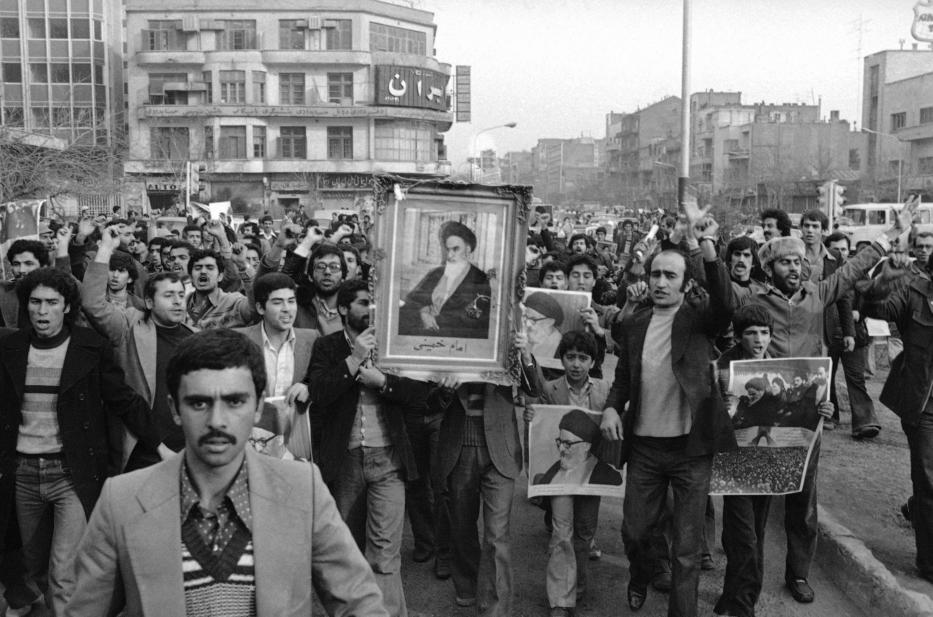 מפגינים הנושאים את תמונתו של האייתולה חומייני צועדים בטהראן, 20 בינואר 1979 (צילום: AP Photo/Saris)