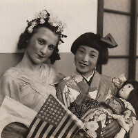 ביאטה סירוטה, מימין, בפסטיבל היפני-אמריקאי ב-1938