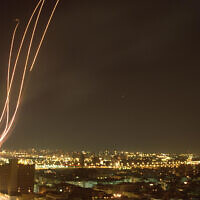 שיגור טילי פטריוט במטרה ליירט טילי סקאד, ששוגרו מעיראק, מעל שמי תל אביב. 18 בינואר 1991 (צילום: נתן אלפרט/לע"מ)