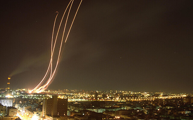 שיגור טילי פטריוט במטרה ליירט טילי סקאד, ששוגרו מעיראק, מעל שמי תל אביב. 18 בינואר 1991 (צילום: נתן אלפרט/לע&quot;מ)