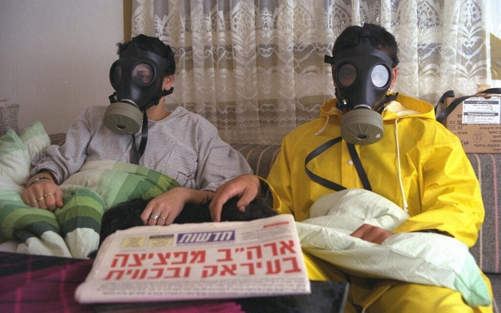 משפחה ישראלית בחדר האטום ביום הראשון של מלחמת המפרץ (צילום: נתן אלפרט/לע&quot;מ)
