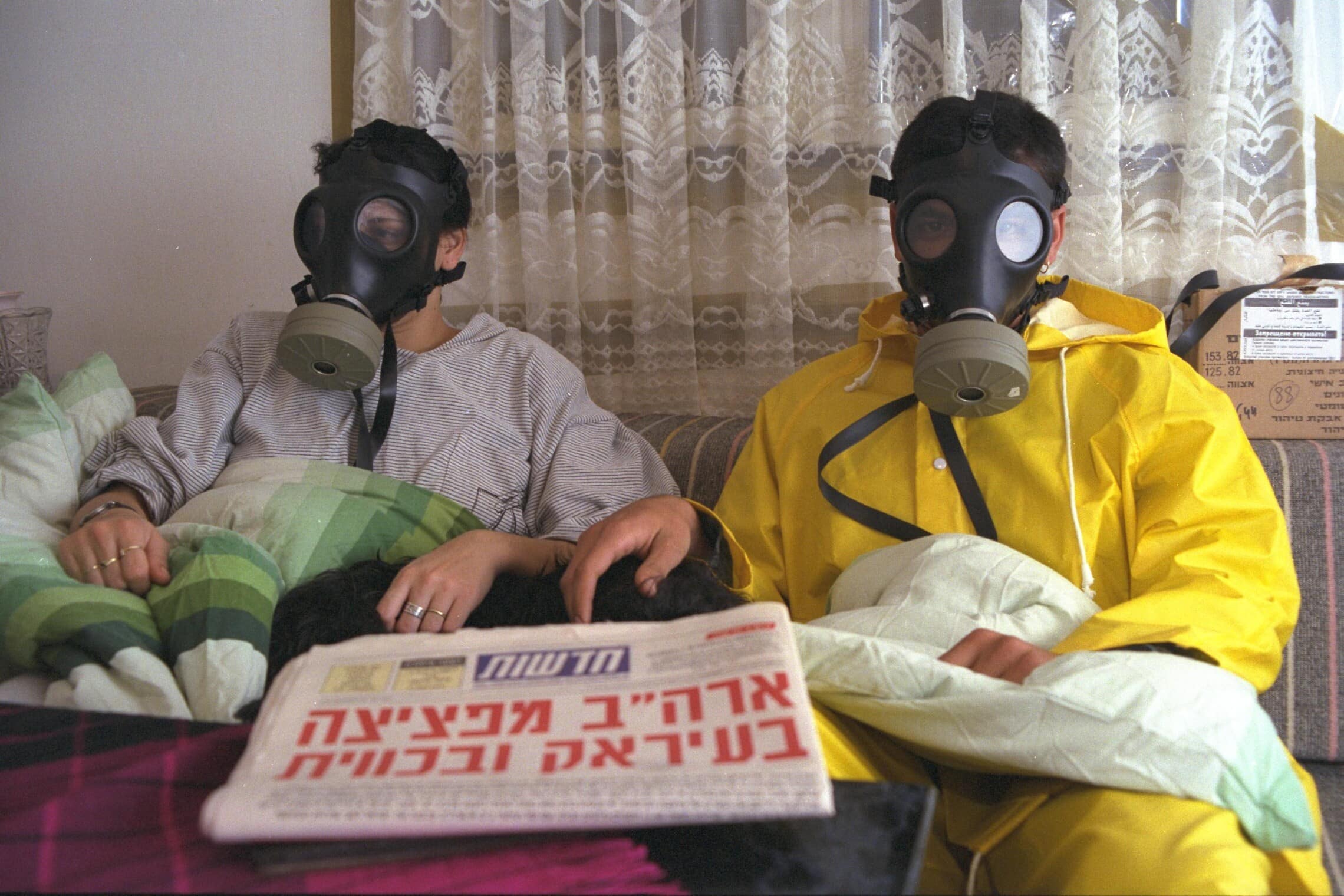 משפחה ישראלית בחדר האטום ביום הראשון של מלחמת המפרץ (צילום: נתן אלפרט/לע&quot;מ)