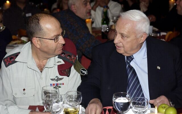 ראש הממשלה אריאל שרון והרמטכ&quot;ל משה (בוגי) יעלון בקבלת פנים לפצועי הצנחנים שנערכה בשורש ב-9 במרץ 2003 (צילום: עמוס בן גרשום/לע&quot;מ)