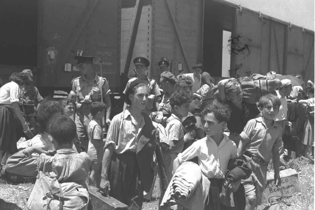 ילדים שניצלו ממחנות הריכוז הנאצים מגיעים למחנה עתלית ב-1945 (צילום: לע&quot;מ)