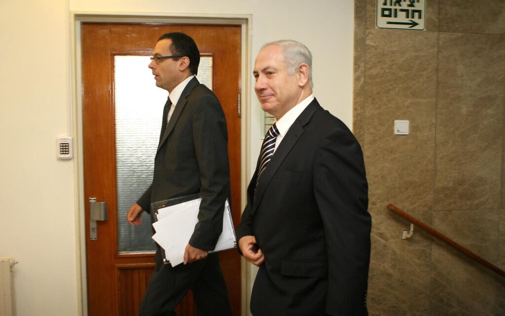 צבי האוזר, אז מזכיר הממשלה, ובנימין נתניהו בדרכם לישיבת הממשלה, ב-19 ביולי 2009 (צילום: Ariel Jerozolimski/Flash90)