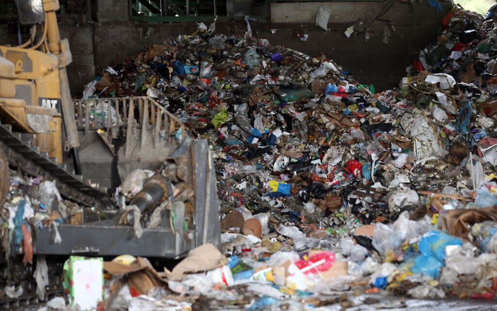 פסולת באתר חירייה ב-2008 (צילום: יוסי זמיר, פלאש 90)