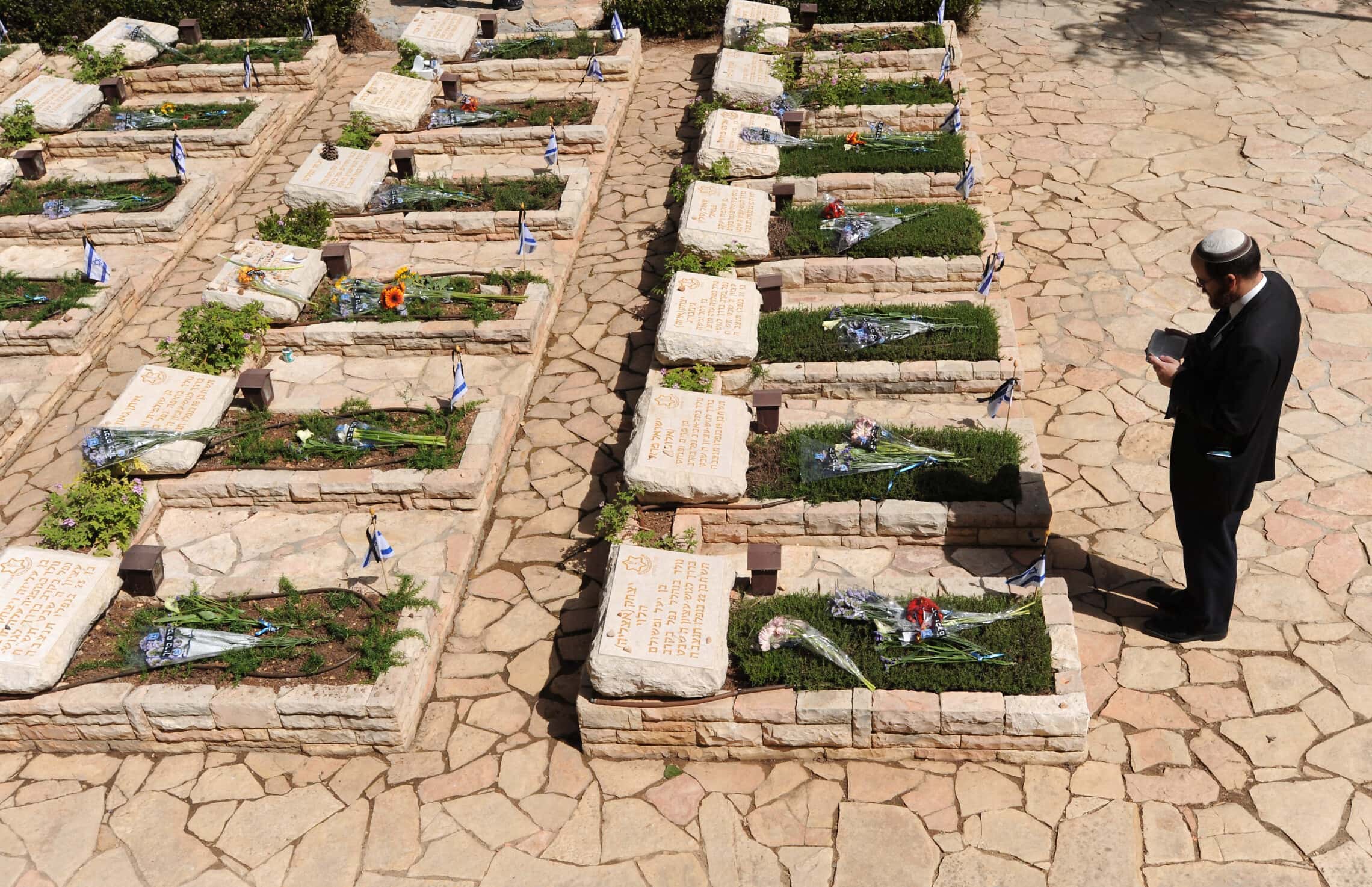 בית הקברות הצבאי בהר הרצל, 19 באפריל 2010; תצלום ארכיון &#8211; למצולמים אין קשר לדיווח (צילום: גילי יערי, פלאש 90)