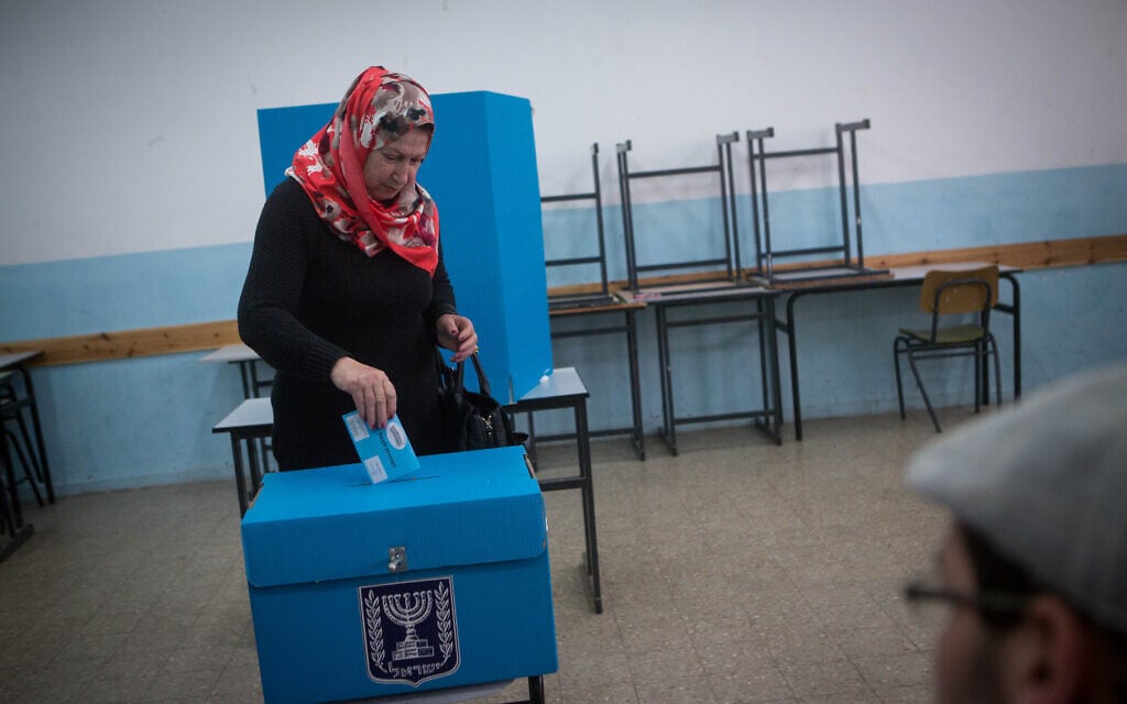 תושבת ירושלים מצביעה בבחירות לכנסת ה-20, 17 במרץ 2015 (צילום: מרים אלסטר, פלאש 90)