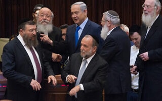 בנימין נתניהו וח"כים מיהדות התורה וש"ס במשכן הכנסת ב-2015 (צילום: מרים אלסטר/פלאש90) בנימין נתניהו וח"כים מיהדות התורה וש"ס במשכן הכנסת ב-2015 (צילום: מרים אלסטר/פלאש90)