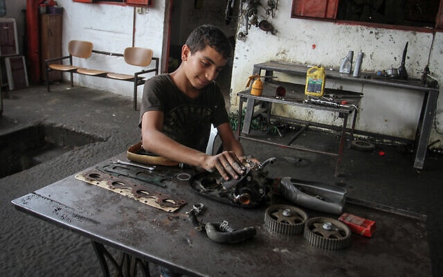 נער עובד במוסך (למצולם אין קשר לנאמר בכתבה) (צילום: Abed Rahim Khatib/ Flash90)