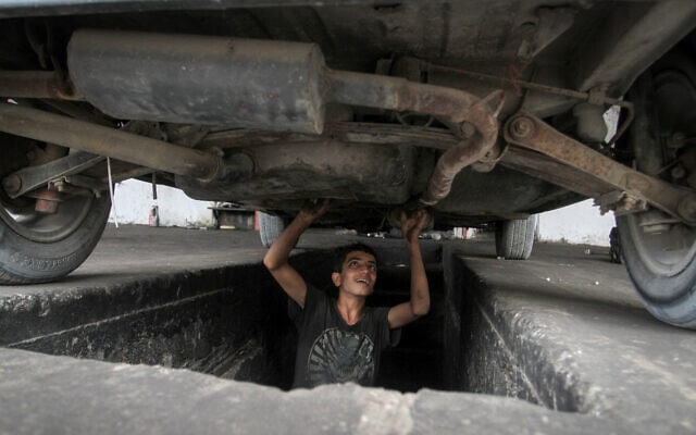 נער עובד במוסך (למצולם אין קשר לנאמר בכתבה) (צילום: Abed Rahim Khatib/ Flash90)