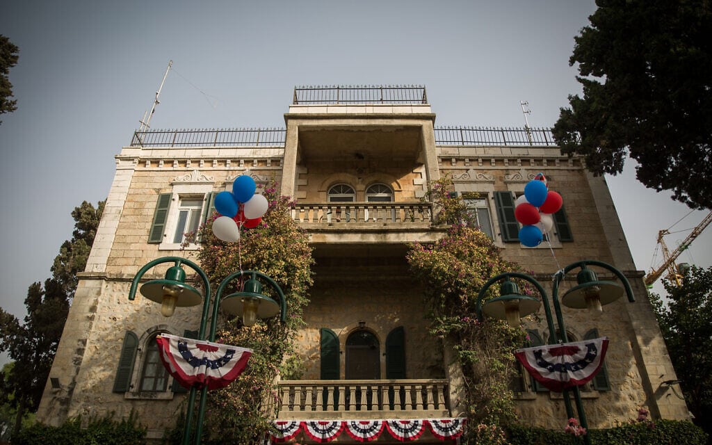 הקונסוליה האמריקאית ברחוב אגרון, ירושלים, מקושטת לכבוד יום העצמאות של ארה"ב ביולי 2017 (צילום: הדס פרוש/פלאש90)