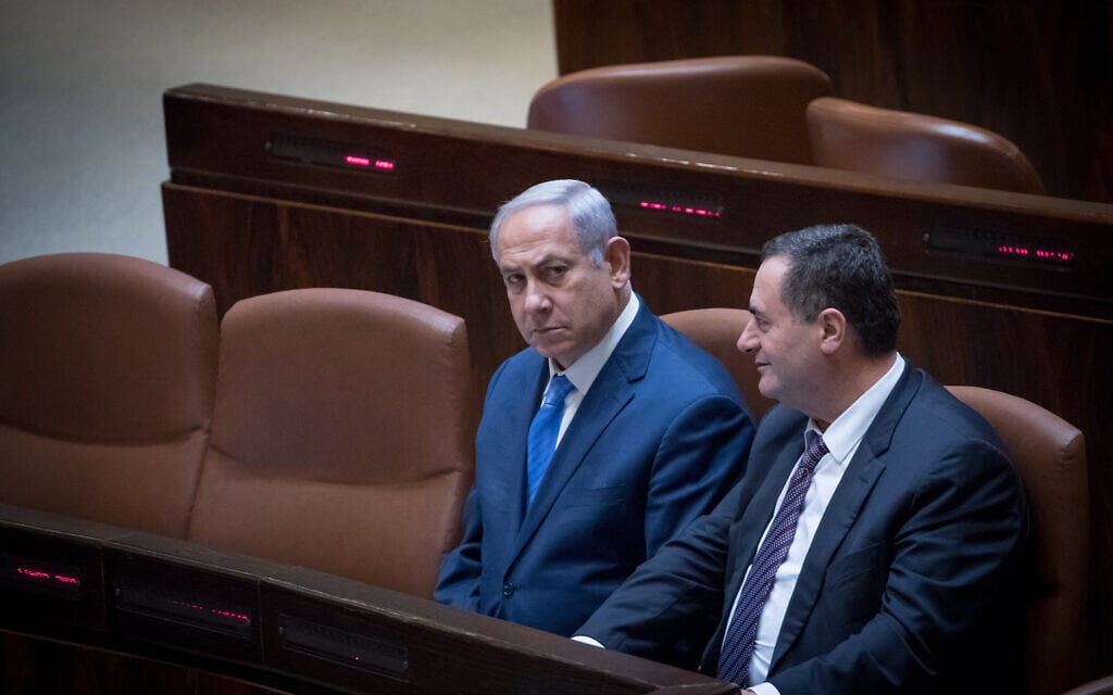 ראש הממשלה בנימין נתניהו והשר ישראל כ"ץ סביב שולחן הממשלה בכנסת, 21 בנובמבר 2017 (צילום: יונתן זינדל, פלאש 90)