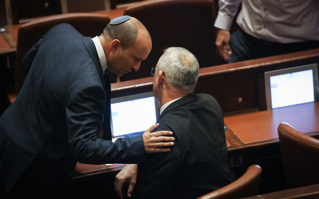 בני גנץ (מימין) ונפתלי בנט במליאת הכנסת, 29 באוקטובר 2019 (צילום: פלאש 90) בני גנץ (מימין) ונפתלי בנט במליאת הכנסת, 29 באוקטובר 2019 (צילום: פלאש 90)