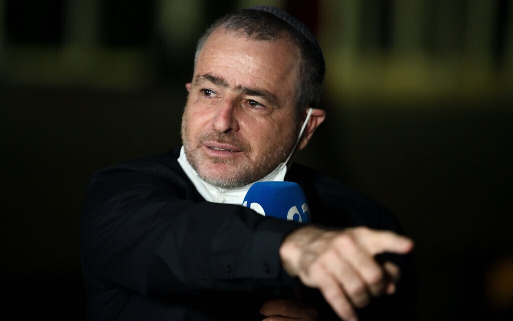 שמעון ריקלין בעמדת השידור של ערוץ 20 בכיכר הבימה (צילום: גילי יערי/פלאש90)