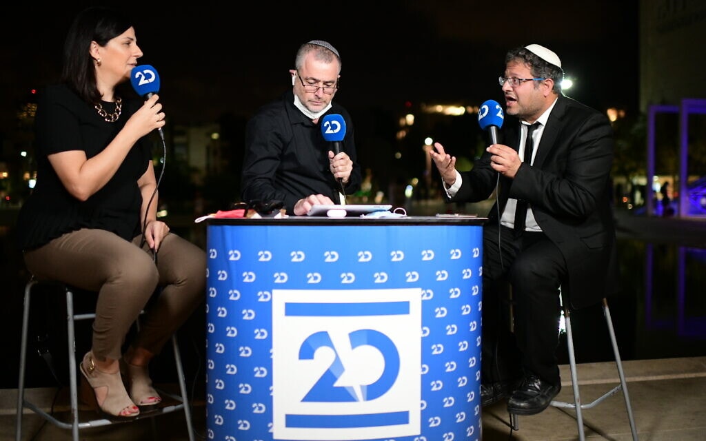 שמעון ריקלין (במרכז) מראיין את איתמר בן-גביר בעמדת השידור של ערוץ 20 בכיכר הבימה, 15 באוקטובר 2020 (צילום: תומר נויברג/פלאש90)