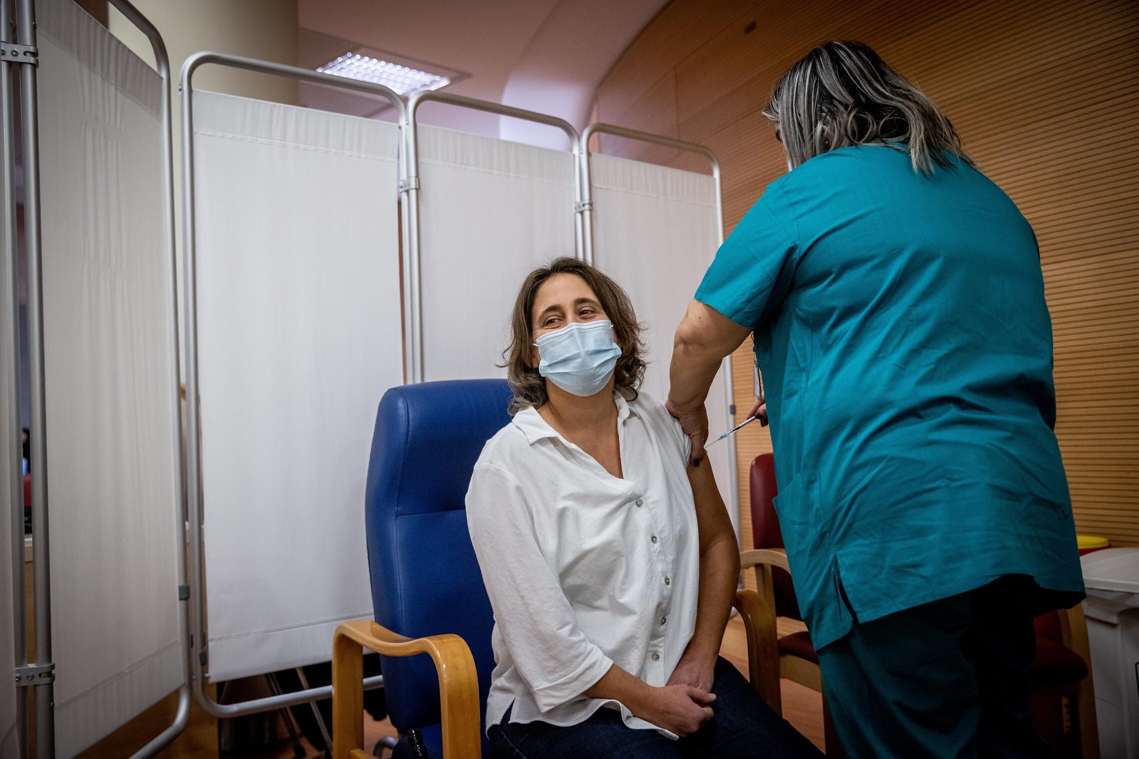 מטופלת מקבלת את המנה השנייה של החיסון נגד קורונה במרכז הרפואי הדסה בירושלים, 11 בינואר 2021 (צילום: יונתן זינדל, פלאש 90)