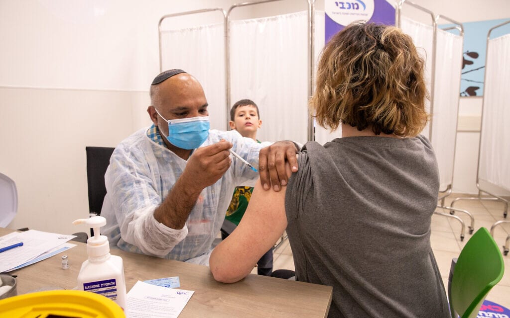 מורה מקבלת חיסון בסניף מכבי במודיעין, 12בינואר 2021 (צילום: יוסי אלוני/פלאש90)
